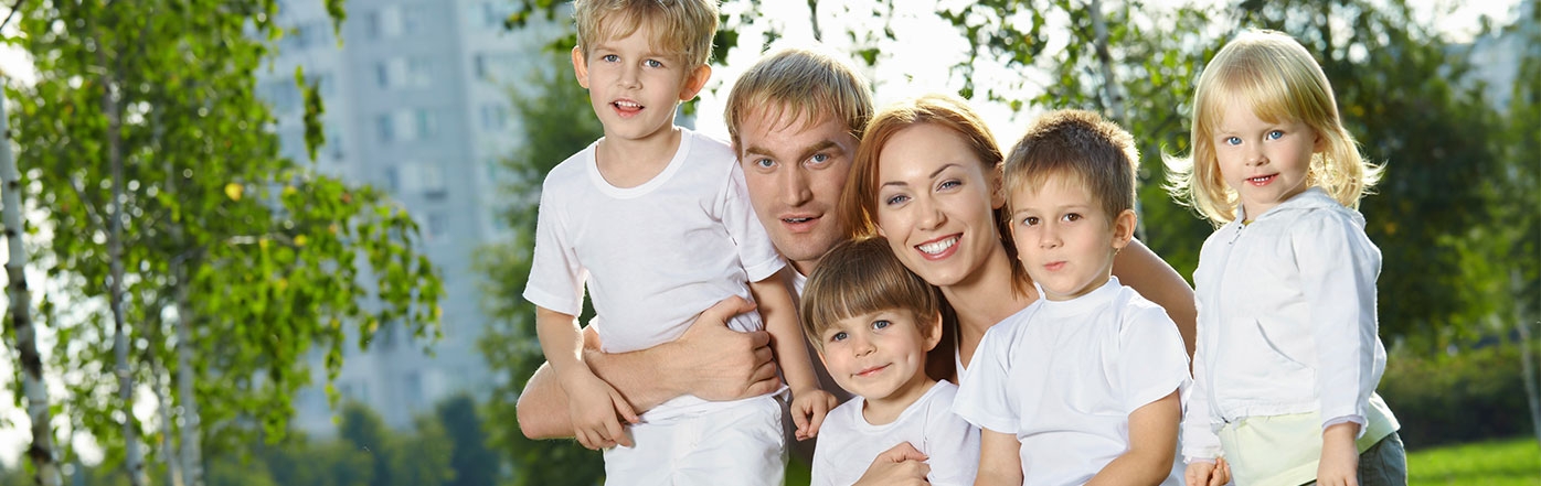 Организация семейной политики. Счастливая семья с 4 детьми. Семейная политика фото. Семья Богак. Государственная семейная политика картинки.